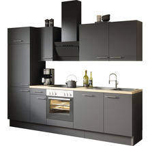 Komplette graue Küche mit Hängeschränken, Dunstabzugshaube, Spüle, Herd und Backofen