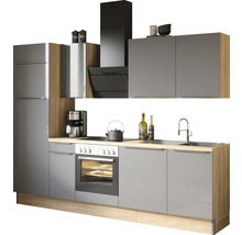 Moderne Küche mit Geräten, Spüle und Arbeitsfläche.
