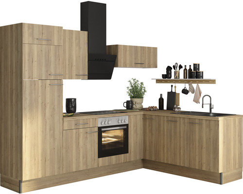 Küchenzeile mit Hängeschränken, Dunstabzugshaube, Spüle und Elektroherd