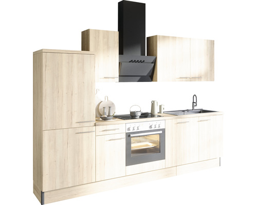 Moderne Einbauküche mit Spüle, Herd, Backofen und Dunstabzugshaube.