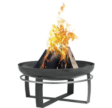 Feuerkorb mit Holz und Flammen für den Außenbereich