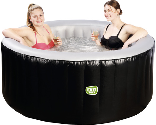 Bain à remous gonflable avec deux femmes tenant des boissons.