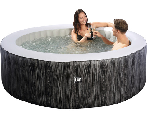 Bain à remous gonflable avec aspect bois et deux personnes avec des boissons