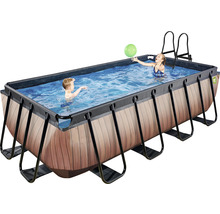 Piscine rectangulaire à cadre en bois avec deux enfants qui jouent et une échelle