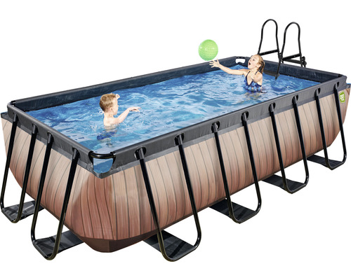 Piscine rectangulaire à cadre en bois avec deux enfants qui jouent et une échelle