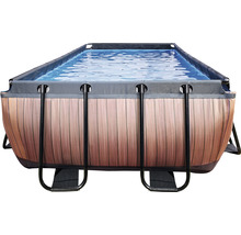 Piscine rectangulaire avec revêtement en bois et remplie d''eau