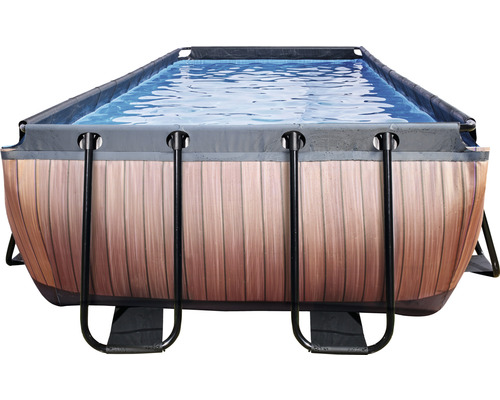 Piscine rectangulaire avec revêtement en bois et remplie d''eau