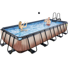 Piscine rectangulaire aspect bois avec deux personnes et une échelle