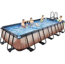 Piscine rectangulaire avec revêtement en bois, échelle et personnes se baignant