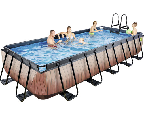 Piscine rectangulaire avec revêtement en bois, échelle et personnes se baignant