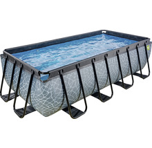 Piscine rectangulaire avec cadre en acier et surface d''eau