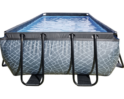 Piscine rectangulaire avec cadre en métal et eau