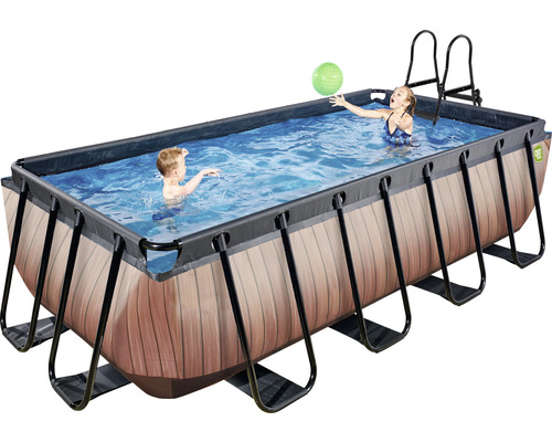Piscine rectangulaire avec cadre en acier, aspect bois, échelle et enfants qui jouent