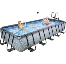 Piscine rectangulaire avec cadre en acier, échelle et personnes qui jouent