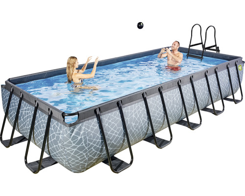 Piscine rectangulaire avec cadre en acier, échelle et personnes qui jouent