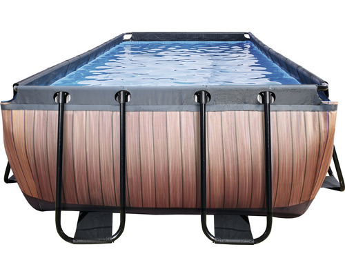 Piscine rectangulaire avec revêtement en bois et cadre en acier