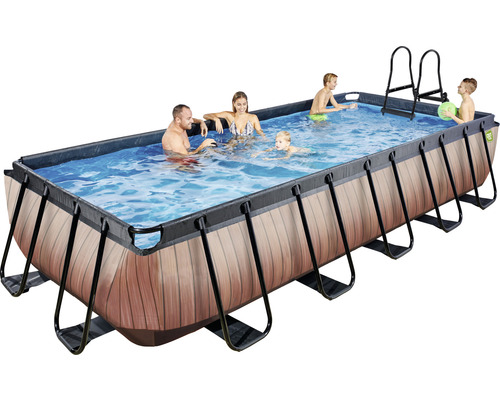Piscine rectangulaire avec revêtement en bois et personnes dans l''eau