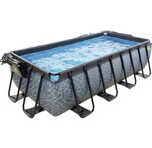 Piscine rectangulaire avec cadre en acier remplie d''eau