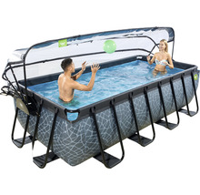 Piscine rectangulaire avec couverture et personnes jouant dans l''eau.