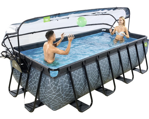 Rechteckiger Pool mit Abdeckung und spielenden Personen im Wasser.