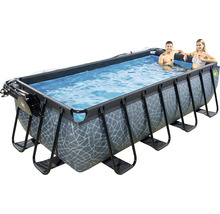 Piscine tubulaire rectangulaire avec personnes dans l''eau