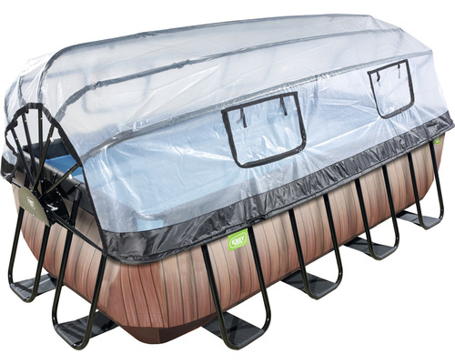 Piscine hors-sol couverte avec habillage en bois et couverture de piscine transparente