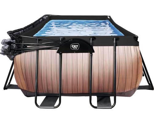 Piscine rectangulaire avec cadre noir et habillage aspect bois