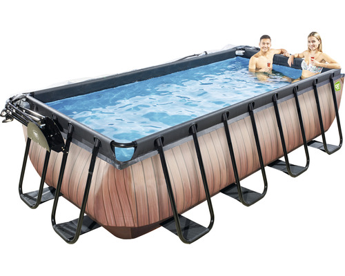 Piscine à cadre rectangulaire avec aspect bois et deux personnes dans l''eau