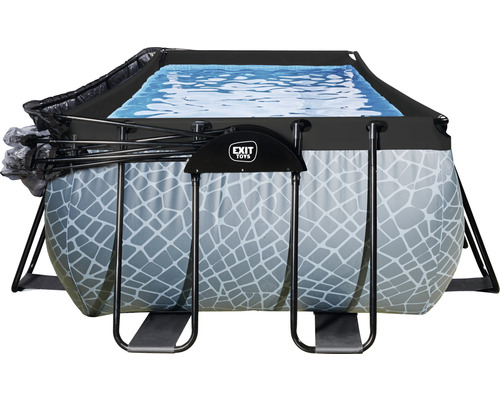 Piscine rectangulaire avec cadre et eau