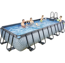 Piscine tubulaire rectangulaire avec des personnes et une échelle