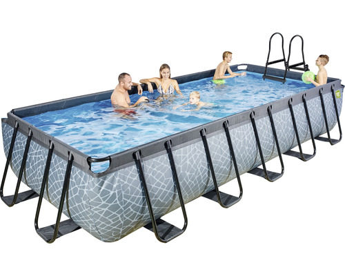 Piscine tubulaire rectangulaire avec des personnes et une échelle