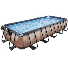 Rechteckiger Pool mit Holzoptik und schwarzem Rahmen gefüllt mit Wasser.