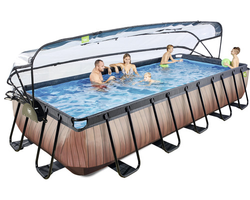 Piscine hors sol rectangulaire avec toit et personnes se baignant à l''intérieur
