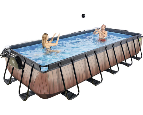 Piscine rectangulaire aspect bois, deux personnes dans l''eau.