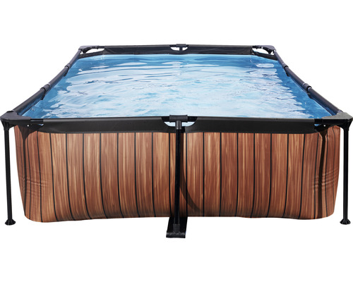 Piscine tubulaire rectangulaire avec habillage bois, remplie d''eau.