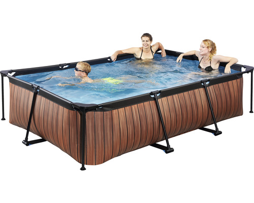Piscine rectangulaire avec habillage en bois et personnes se baignant.