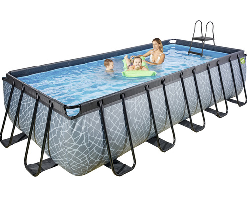 Piscine rectangulaire avec cadre en acier, échelle et enfants qui jouent