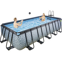 Piscine rectangulaire avec échelle et deux personnes dans l''eau.