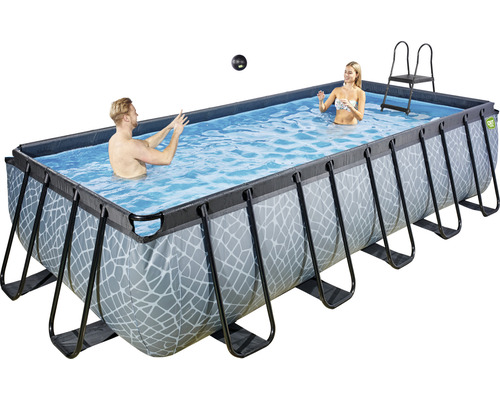 Piscine rectangulaire avec échelle et deux personnes dans l''eau.
