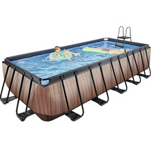 Piscine rectangulaire avec revêtement en bois, échelle et enfants qui jouent