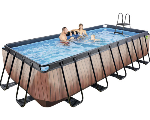Piscine rectangulaire avec revêtement en bois, échelle et personnes se baignant.