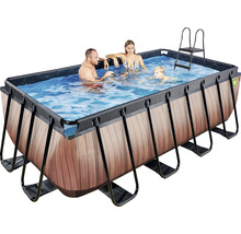 Rechteckiger Pool mit Stahlrahmen und Holzmuster-Verkleidung, mit Leiter und Familie im Wasser