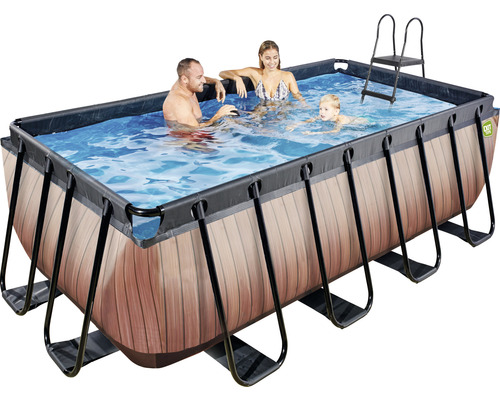 Rechteckiger Pool mit Stahlrahmen und Holzmuster-Verkleidung, mit Leiter und Familie im Wasser