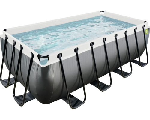 Piscine tubulaire rectangulaire remplie d''eau