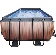 Piscine rectangulaire avec revêtement en bois et cadre métallique