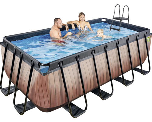 Piscine rectangulaire avec cadre en acier, aspect bois, échelle et personnes se baignant
