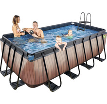 Piscine rectangulaire avec cadre en acier, revêtement en bois, échelle et personnes se baignant