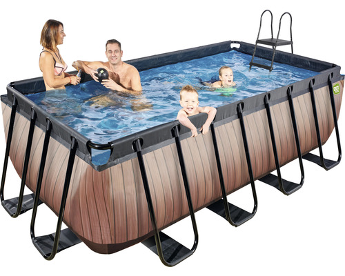 Piscine rectangulaire avec cadre en acier, revêtement en bois, échelle et personnes se baignant