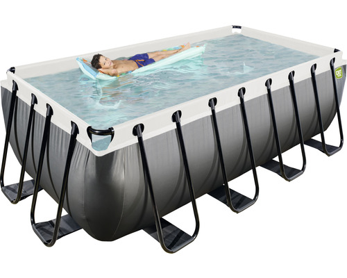 Piscine rectangulaire à cadre en acier avec une personne sur un matelas pneumatique dans l''eau