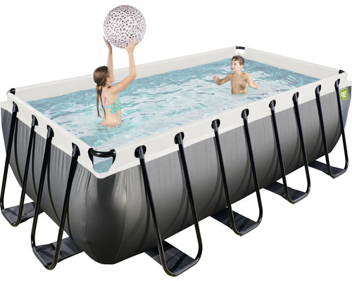 Piscine rectangulaire avec deux enfants, dont l''un tient un ballon